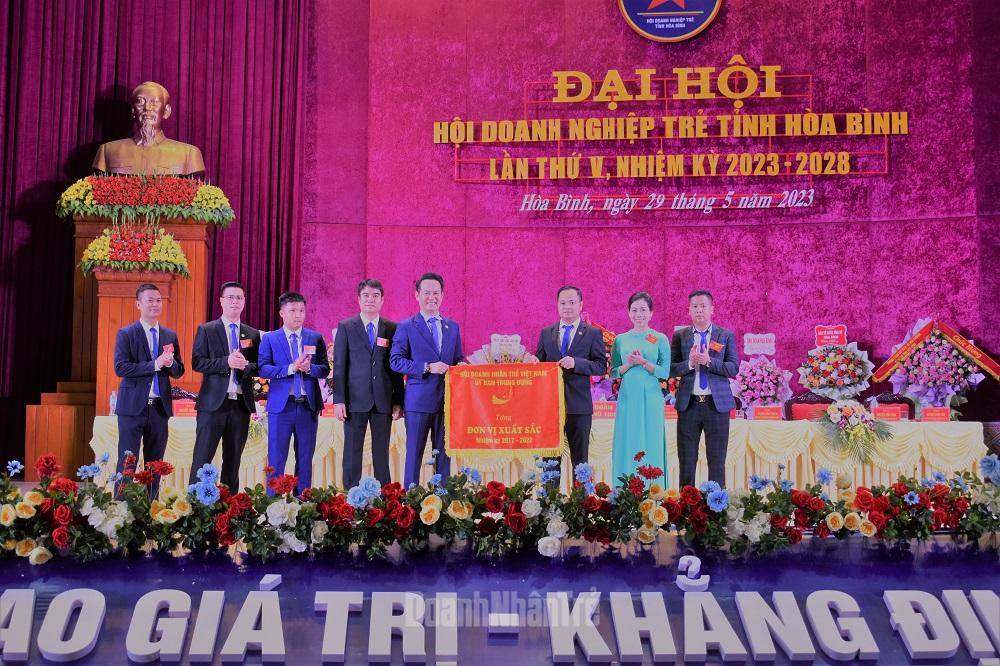 Trung ương Hội Doanh nhân trẻ Việt Nam tặng Cờ Thi đua cho Hội Doanh nghiệp trẻ Hòa Bình