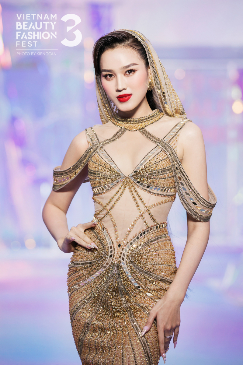 Hoa hậu Đỗ Hà diện thiết kế của Nguyễn Minh Tuấn