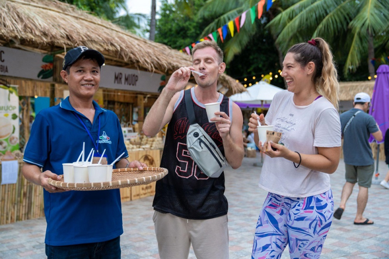 Các du khách quốc tế thích thú thưởng thức ẩm thực Việt