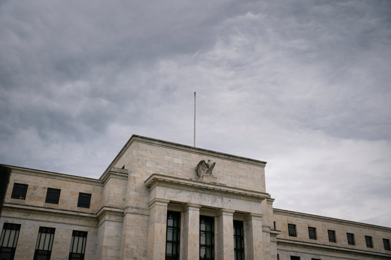 Mặc dù ngừng tăng lãi suất, dự đoán mức lãi suất tối đa của Fed vẫn làm giới đầu tư lo ngại. Ảnh: NYT