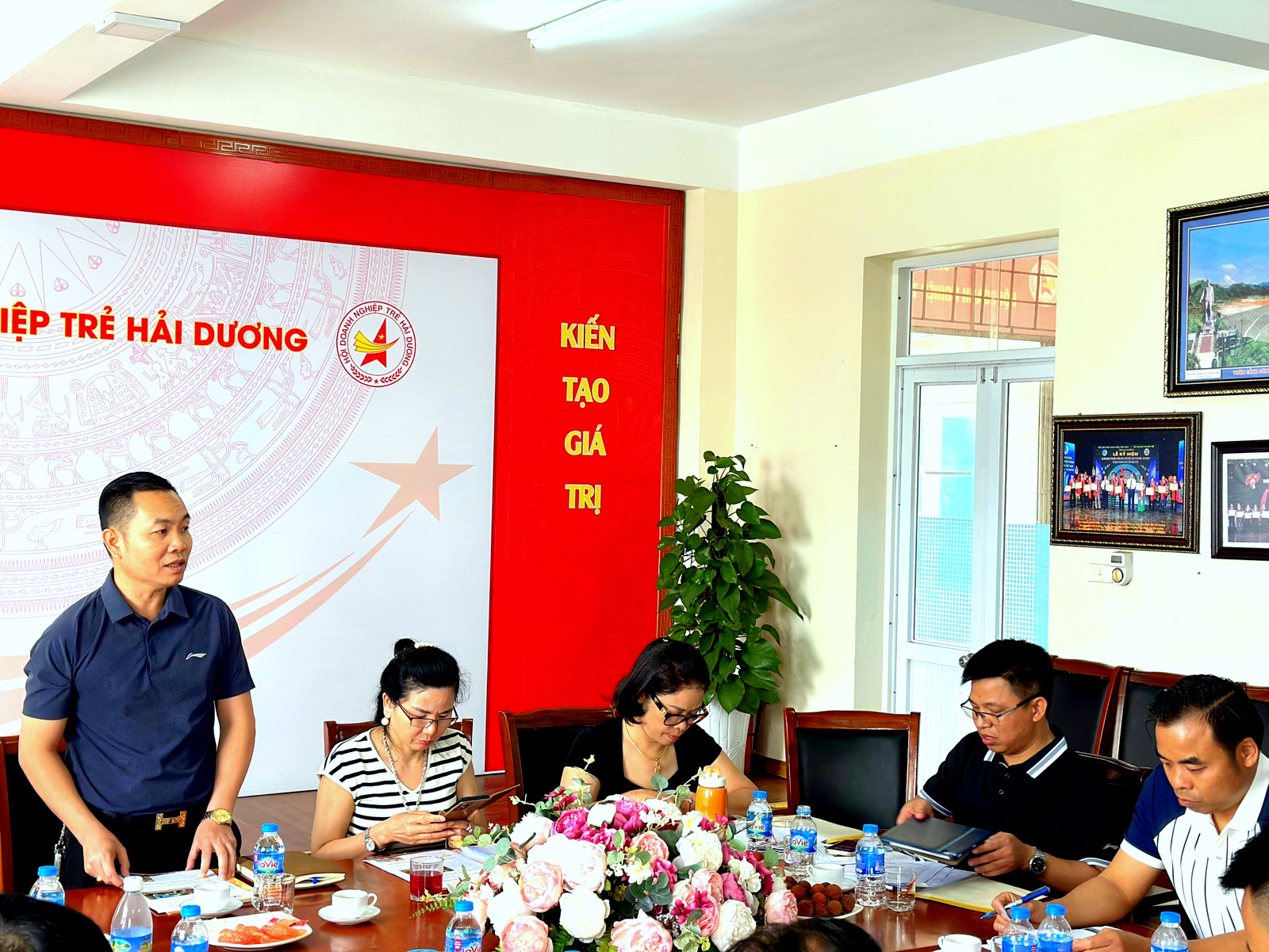 Ông Nguyễn Ngọc Tiến - Hội viên Hội Doanh nghiệp trẻ Hải Dương đóng góp ý kiến về chương trình xúc tiến thương mại du lịch sắp tới.