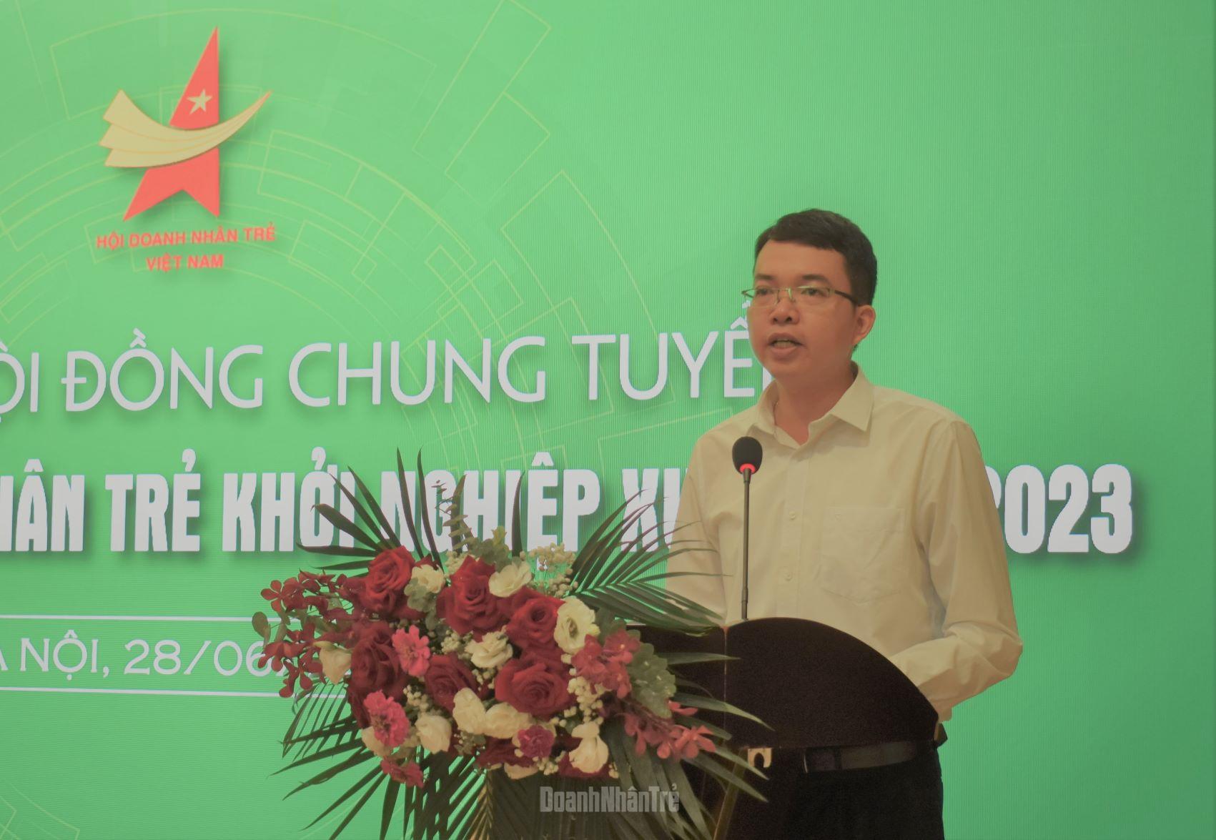 Ông Nguyễn Duy Tụ, Phó Chánh Văn phòng Hội Doanh Nhân trẻ Việt Nam trình bày Tờ trình Hội đồng bình chọn chung tuyển Doanh nhân trẻ khởi nghiệp xuất sắc.