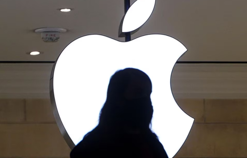 Vốn hóa Apple gần chạm mức 3000 tỷ USD. Ảnh: Reuters