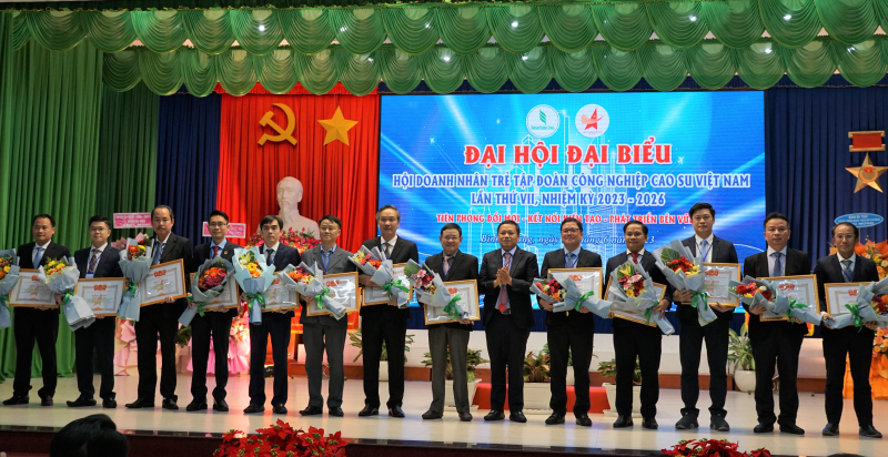Tập thể cá nhân xuất sắc của Hội DNT Tập đoàn Công nghệ Cao Su Việt Nam, nhiệm kỳ VI nhận bằng khen từ ông Vi Nhất Trường - Phó Chủ tịch Hội DNT VN