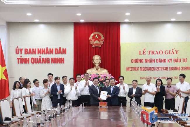 UBND tỉnh Quảng Ninh trao giấy chứng nhận đăng ký đầu tư cho đại diện Tập đoàn Foxconn.