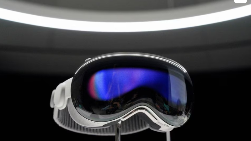 Apple cắt giảm sản xuất kính Vision Pro. Ảnh: Reuters