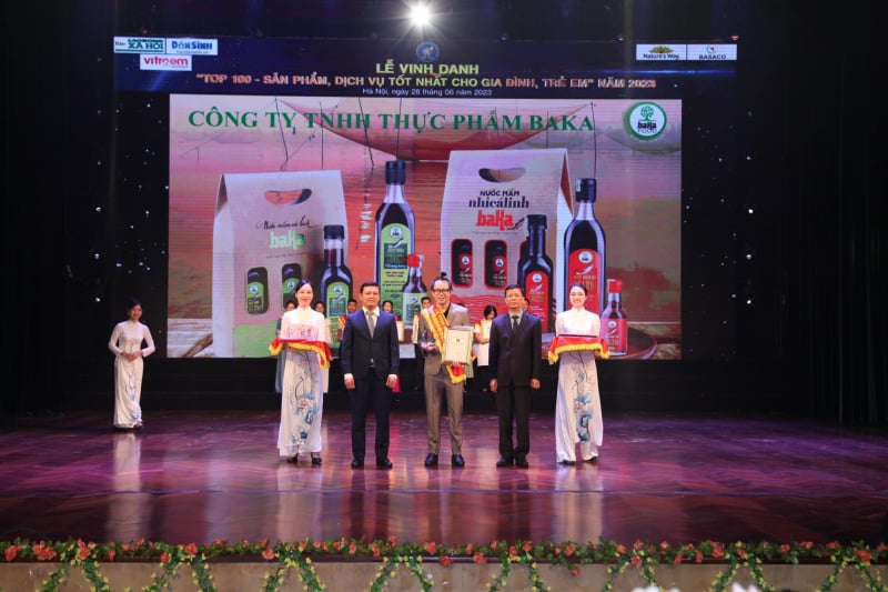 Ông Nguyễn Hà Quốc Anh Giám đốc Công ty TNHH Thực phẩm Bakafood nhận chứng nhận Top 100 - Sản phẩm, dịch vụ tốt nhất cho gia đình và trẻ em năm 2023