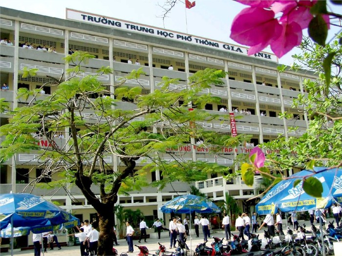 Bà Khánh Vân tỏ ra bức xúc khi những ý kiến tiêu cực ảnh hưởng không tốt đến hình ảnh của nhà trường. Ảnh Intrenet