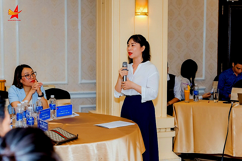 Bà Hồ Thanh Thủy - Ủy viên Đoàn Chủ tịch Ủy ban Trung ương Hội Doanh nhân trẻ Việt Nam, Chánh Văn phòng Trung ương Hội phát biểu tại buổi khai mạc.