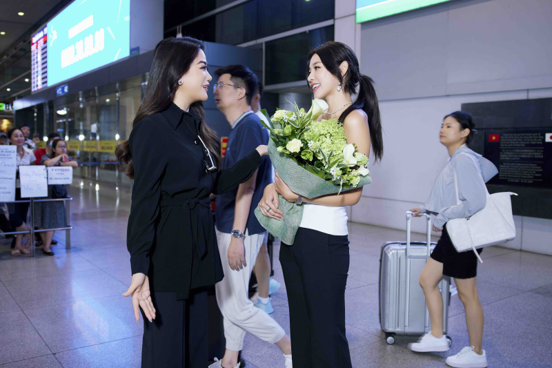 Nữ diễn viên Trương Ngọc Ánh đã đón tiếp Hoa hậu