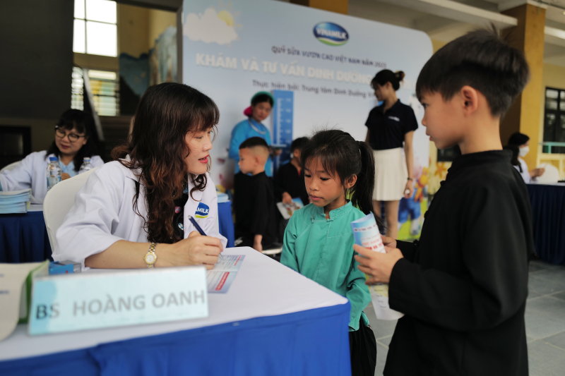 Các bác sĩ Trung tâm Dinh dưỡng Vinamilk khám và tư vấn dinh dưỡng cho các em học sinh Trường Tiểu học Húc Động.  