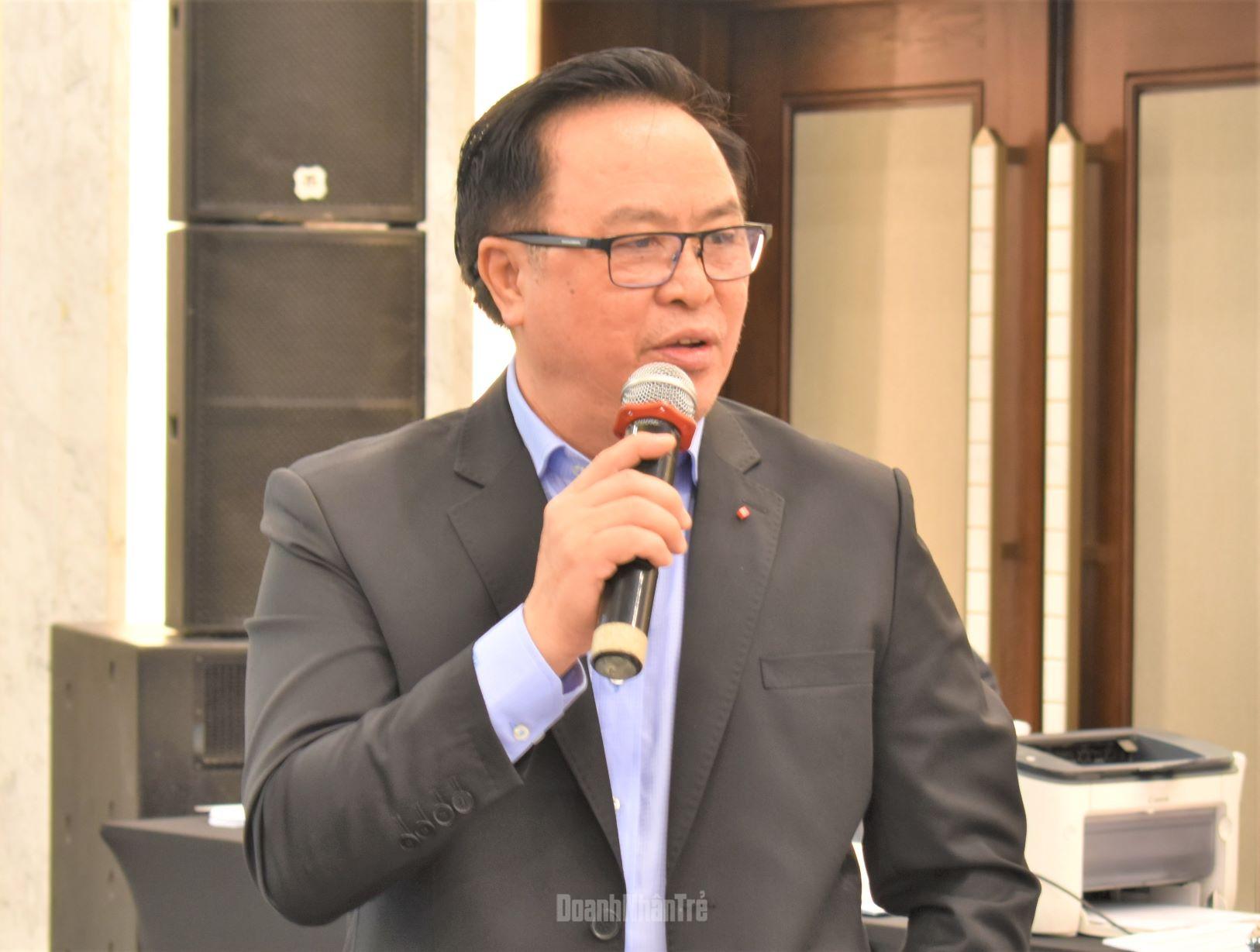 Ông Hoàng Bình Quân, nguyên Uỷ viên TƯ Đảng, nguyên Trưởng Ban Đối ngoại Trung ương, Chủ tịch danh dự Hội Doanh nhân Việt Nam phát biểu tại Hội nghị