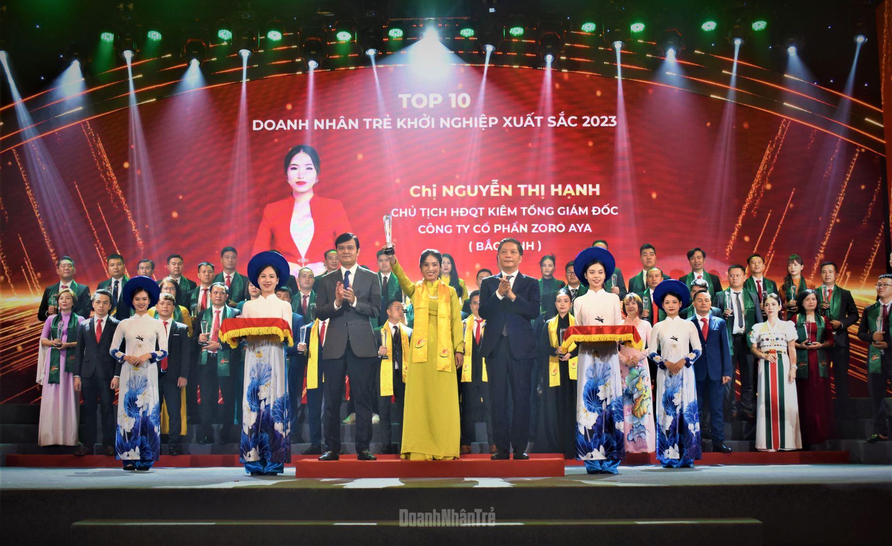 Ông Trần Tuấn Anh, Ủy viên Bộ Chính trị, Trưởng Ban Kinh tế Trung ương và ông Bùi Quang Huy, Bí thư thứ nhất T.Ư Đoàn trao tặng giải thưởng cho Top 10 Doanh nhân trẻ khởi nghiệp xuất sắc 2023. 