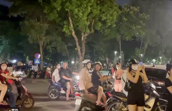Hàng trăm người đã đứng sẵn ở dưới đường, nơi khách sạn mà 4 cô gái Hàn Quốc ở để chờ đợi họ trở về… Ảnh: Internet