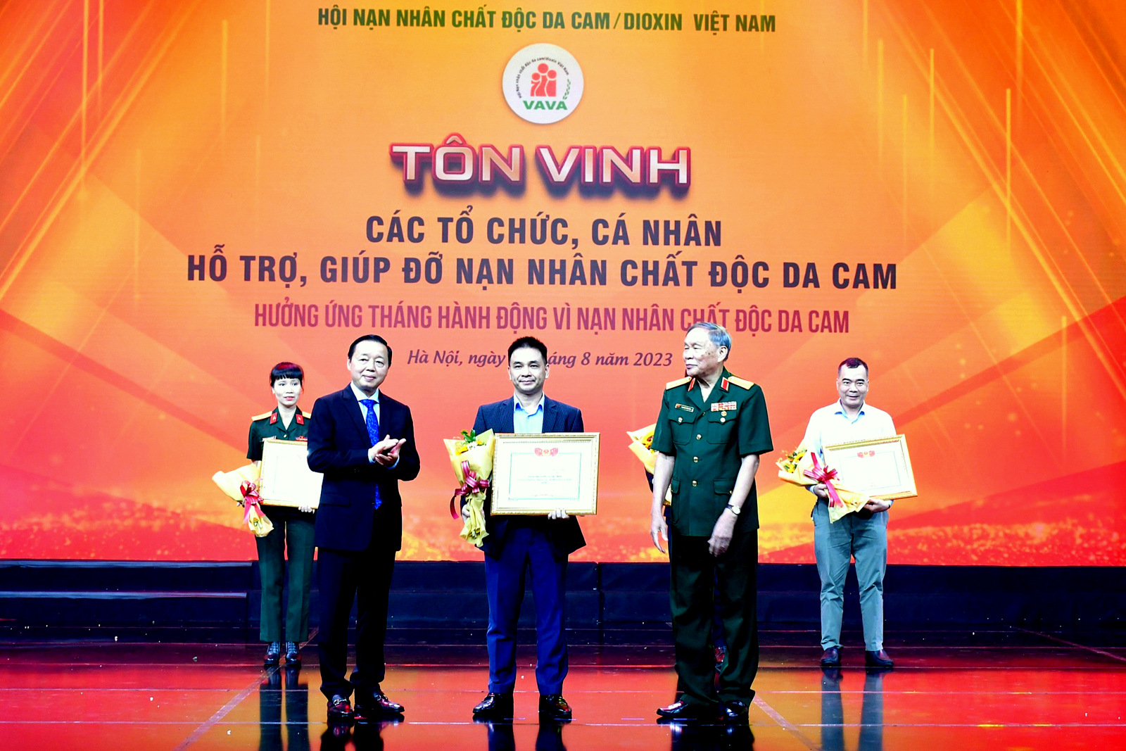 Thay mặt Hội Doanh nhân trẻ Việt Nam, ông Nguyễn Doãn Thắng - Phó Chủ tịch, Tổng thư ký Hội đón nhận Bằng vinh danh do Phó Thủ tướng Chính phủ Trần Hồng Hà và Thượng tướng Nguyễn Văn Rinh (Chủ tịch VAVA) trao, vì những đóng góp tích cực trong việc tham gia công tác hỗ trợ, giúp đỡ nạn nhân chất độc da cam/dioxin.