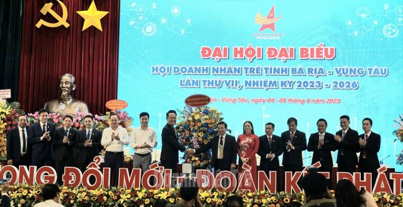 Ông Đặng Hồng Anh, Phó Chủ tịch Hội Liên hiệp Thanh niên Việt Nam, Chủ tịch Hội Doanh nhân trẻ Việt Nam, trao tặng hoa cho ban lãnh đạo Hội Doanh nhân trẻ tỉnh Bà Rịa - Vũng Tàu nhiệm kỳ mới