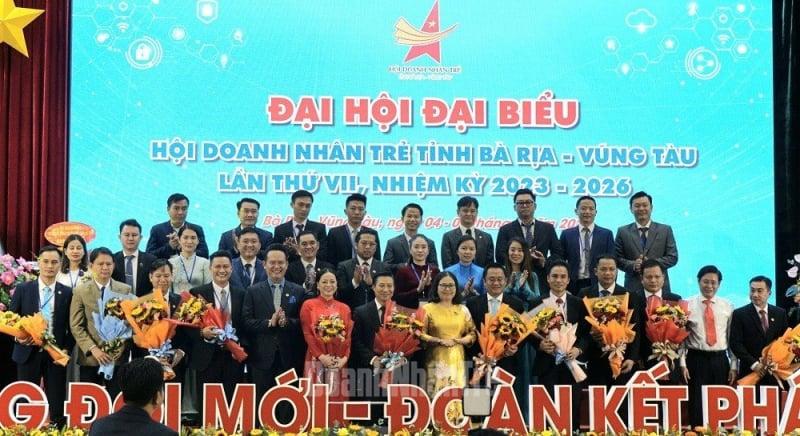 Ông Đặng Hồng Anh – Phó Chủ tịch Hội Liên hiện thanh niên VN, Chủ tịch Hội DNT Việt Nam và ông Lê Ngọc Khánh - Phó Chủ tịch UBND tỉnh Bà Rịa - Vũng Tàu lên tặng hoa chúc mừng Ủy ban Hội nhiệm kỳ mới