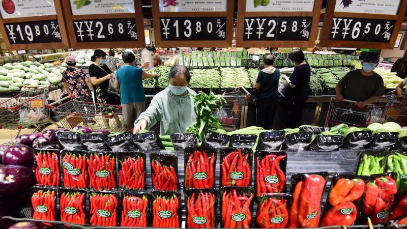 Trung Quốc ngày càng tăng cường kiểm định hàng thực phẩm, vì vậy hàng hóa Việt Nam cũng phải 'nâng chuẩn' để đáp ứng yêu cầu từ người mua hàng lớn này. Ảnh: T.L.