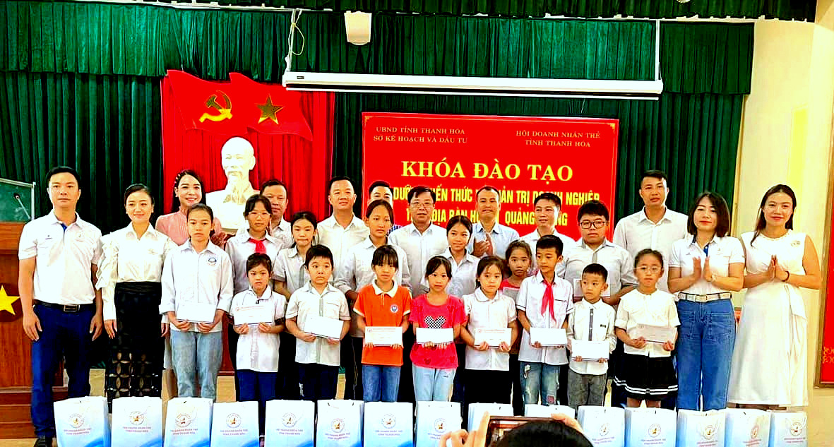 Hội Doanh nhân trẻ Thanh Hoá cũng đã trao 15 phần quà cho học sinh mồ côi, học sinh nghèo vượt khó học giỏi của huyện Quảng Xương.