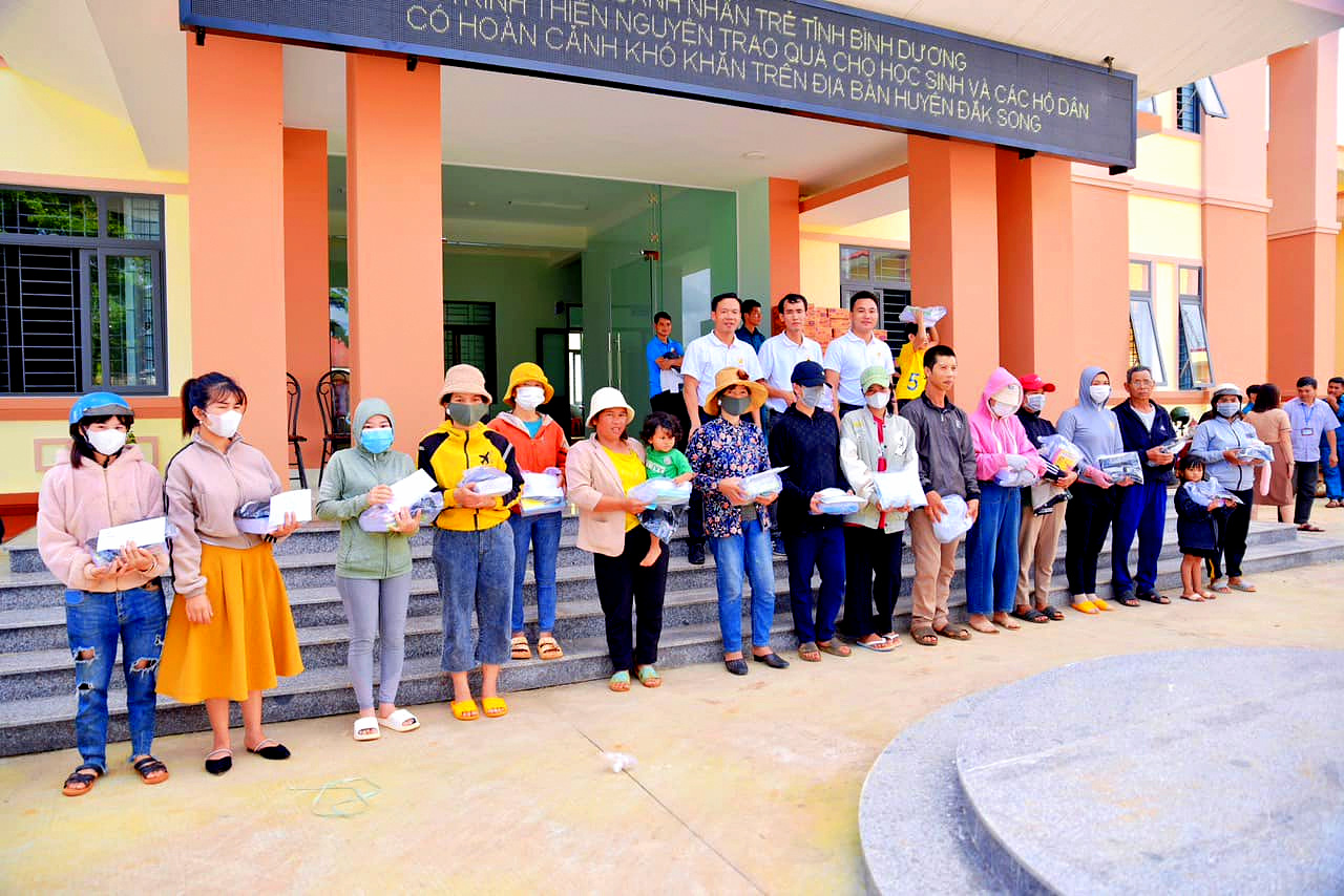 1.000 suất quà đã được trao cho các học sinh và hộ dân có hoàn cảnh khó khăn tại các xã: Đắk N'Drung, Đắk Mol, Trường Xuân của huyện Đắk Song, tỉnh Đắk Nông.