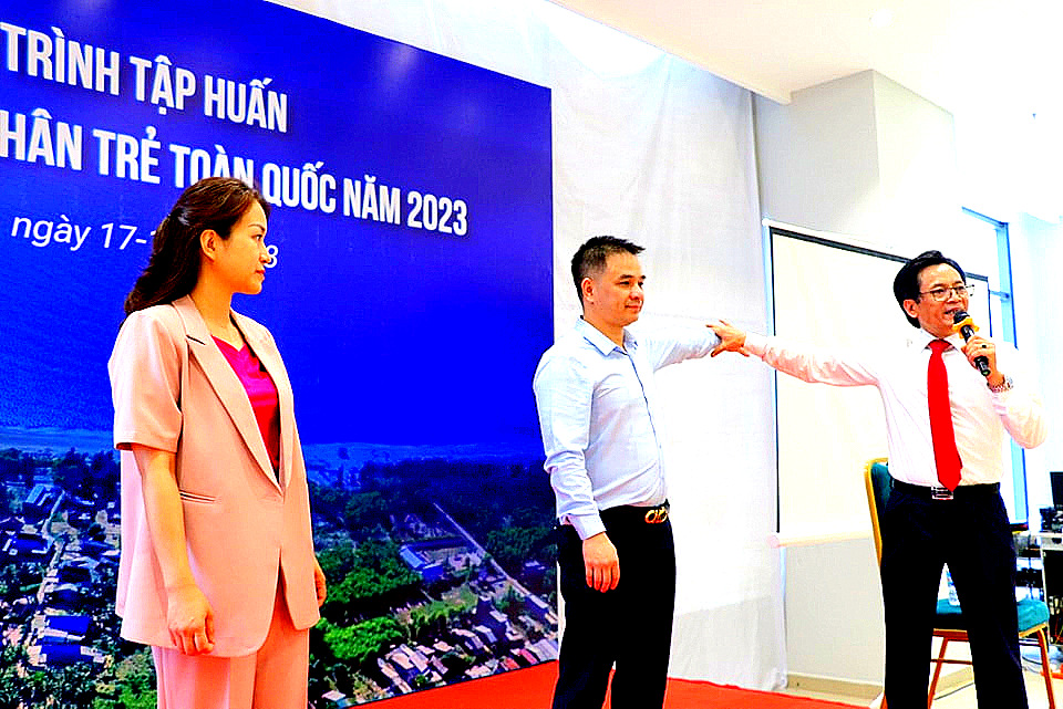 Phó Chủ tịch Hội Doanh nhân trẻ Việt Nam Nguyễn Doãn Thắng làm mẫu trong chuyên đề 3.