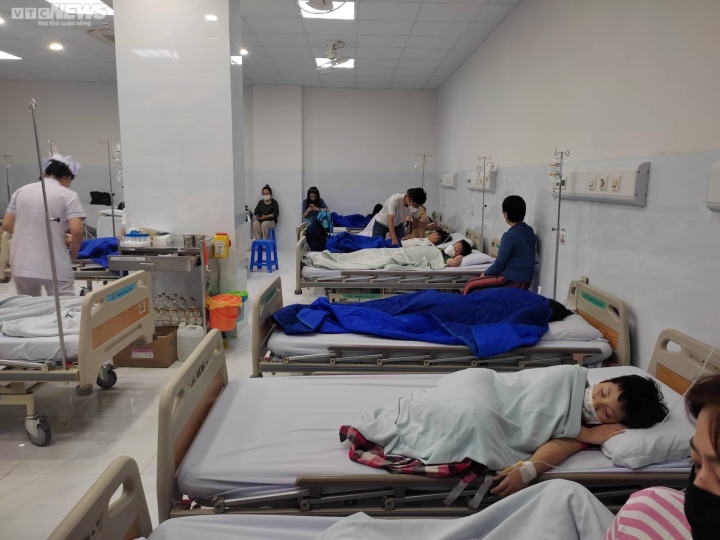 Các em học sinh đang điều trị tại bệnh viện trong vụ ngộ độc ở Trường iSchool Nha Trang. Ảnh Internet
