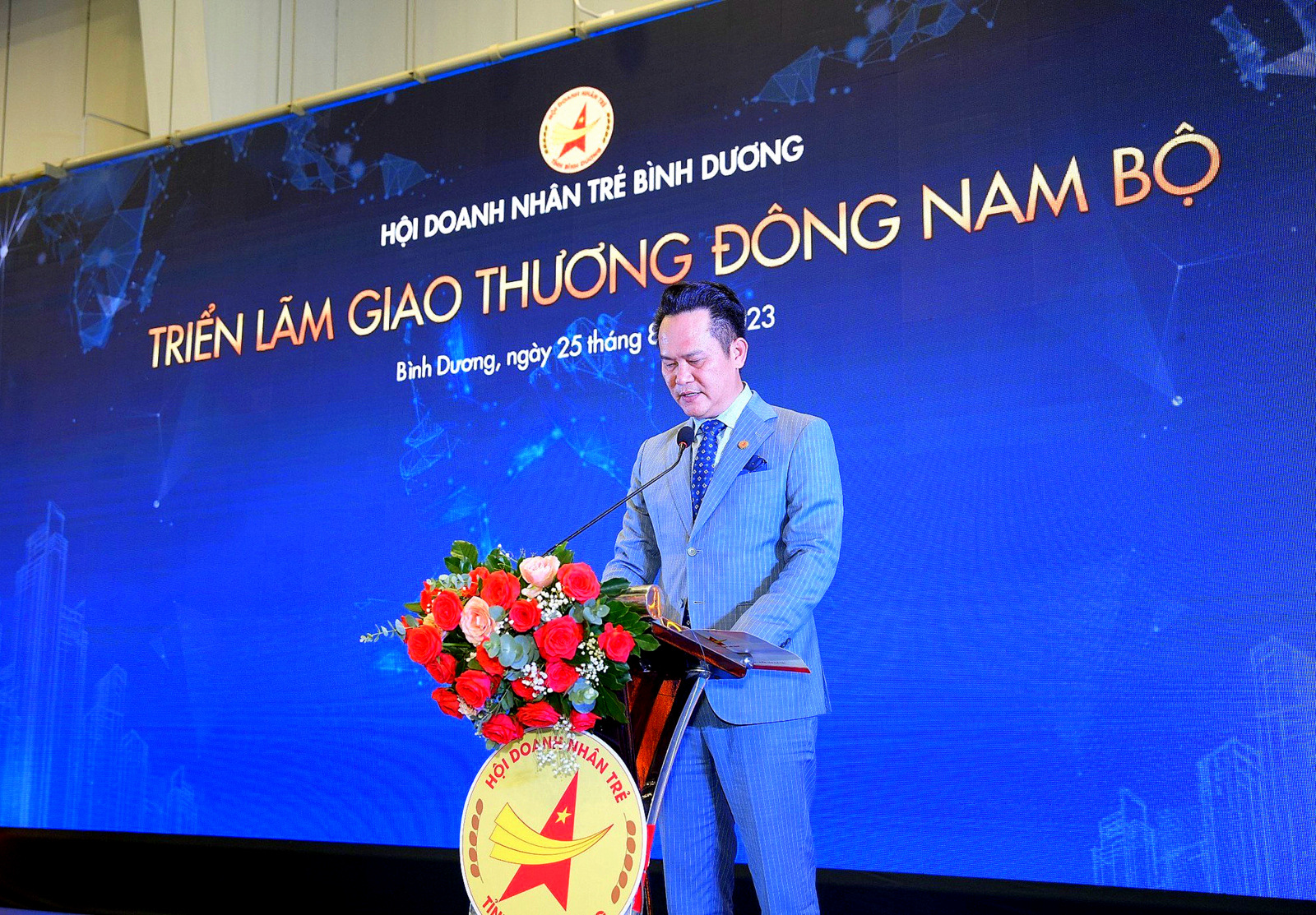 Chủ tịch Hội Doanh nhân trẻ Việt Nam Đặng Hồng Anh phát biểu tại lễ khai mạc triển lãm.