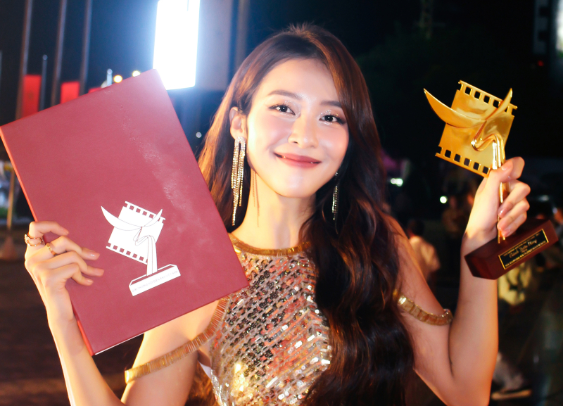 Nữ diễn viên Khả Ngân cùng bạn diễn Thanh Sơn có mặt tham dự Lễ trao giải