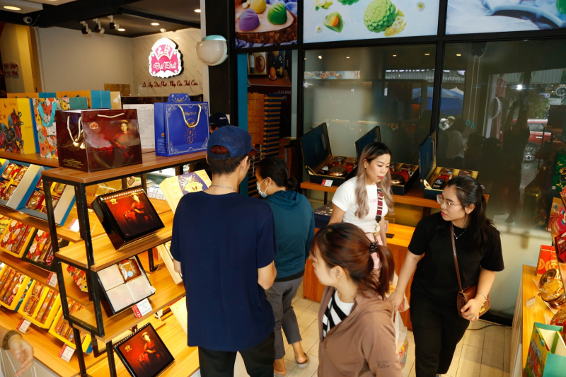Nhiều khách hàng đến chọn mua bánh trung thu tại các cửa hàng của Công ty Đại Phát