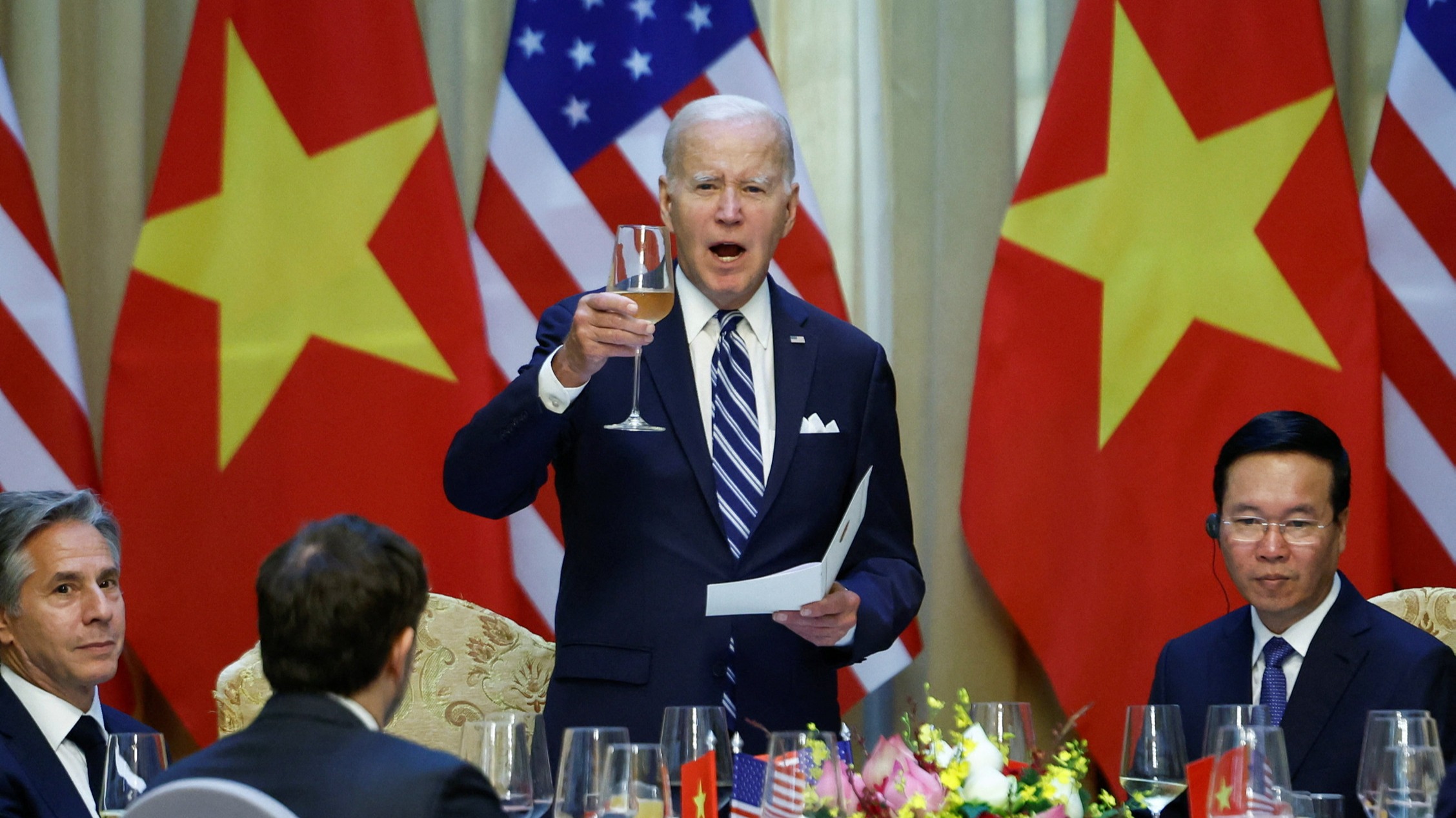 Tổng thống Mỹ, Joe Biden, nâng ly ăn mừng việc ký kết “Quan hệ đối tác chiến lược toàn diện” với Việt Nam. Ảnh: Financial Times/Reuters