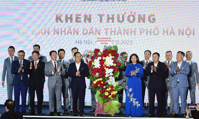 Bà Nguyễn Thị Tuyến, Ủy viên Trung ương Đảng, Phó Bí thư Thường trực Thành ủy Hà Nội chúc mừng HanoiBa.