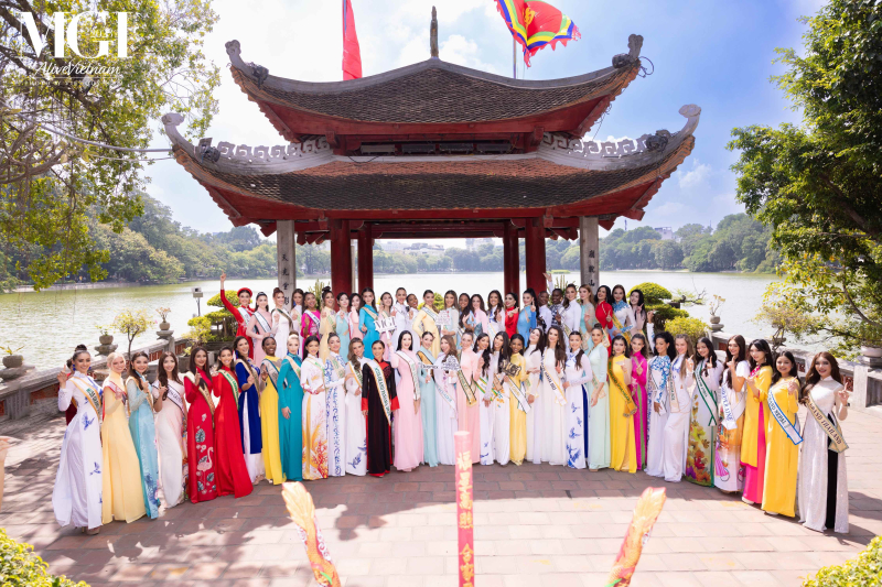 Người đẹp các nước trong trang phục áo dài tại đền Ngọc Sơn