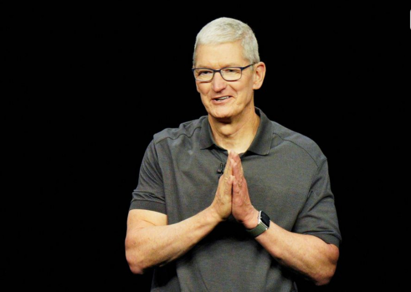 Tim Cook kiếm về 41,5 triệu USD nhờ bán cổ phiếu Apple. Ảnh: Reuters