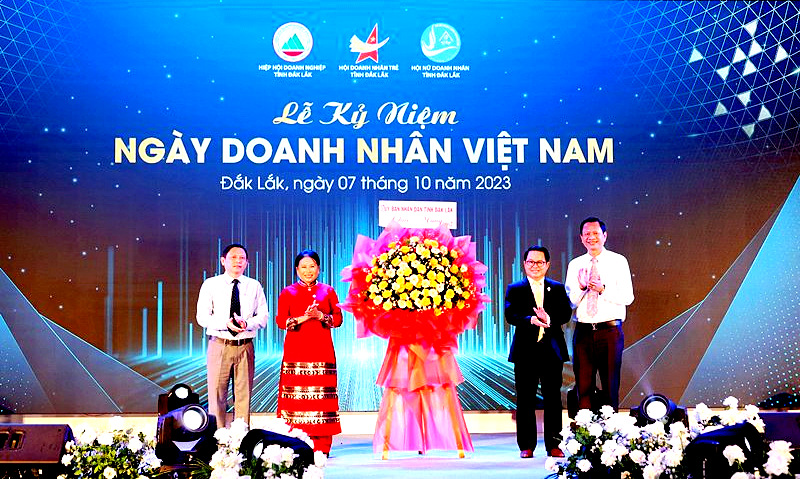 Ông Nguyễn Tuấn Hà (ngoài cùng bên trái) - Phó Chủ tịch Thường trực UBND tỉnh Đắk Lắk tặng hoa chúc mừng các đơn vị nhân Ngày Doanh nhân Việt Nam 13/10.