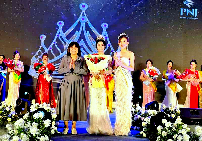 Phó Chủ tịch UBND tỉnh Đắk Lắk H’Yim Kđoh trao giải Nhất cho thí sinh Vũ Thị Lương.