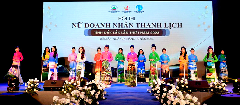 Các thí sinh trình diễn trang phục áo dài quảng bá 16 địa danh danh lam thắng cảnh và địa điểm du lịch tỉnh Đắk Lắk tạo điểm nhấn đặc sắc cho hội thi.