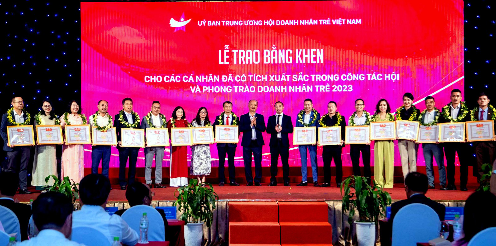 Hội Doanh nhân trẻ Việt Nam trao Bằng khen cho 19 cá nhân có thành tích xuất sắc trong công tác Hội và phong trào Doanh nhân trẻ.