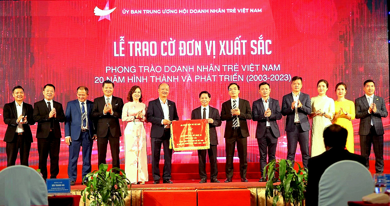 Hội Doanh nhân trẻ tỉnh Nghệ An nhận Cờ thi đua của Hội Doanh nhân trẻ Việt Nam.