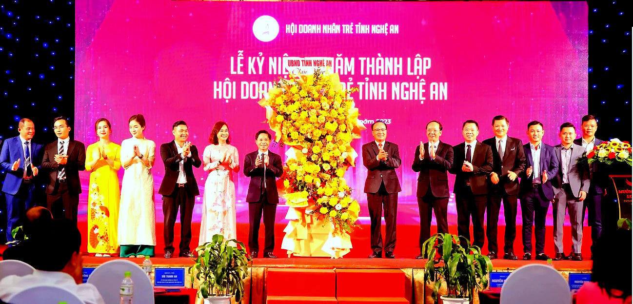 Lãnh đạo tỉnh tặng hoa chúc mừng Hội Doanh nhân trẻ Nghệ An nhân kỷ niệm 20 năm thành lập.