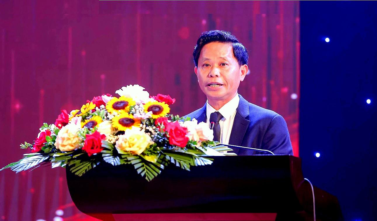 Ông Nguyễn Đàm Văn - Uỷ viên Ban Chấp hành Trung ương Hội Doanh nhân trẻ Việt Nam, Chủ tịch Hội Doanh nhân trẻ Nghệ An phát biểu tại lễ kỷ niệm.