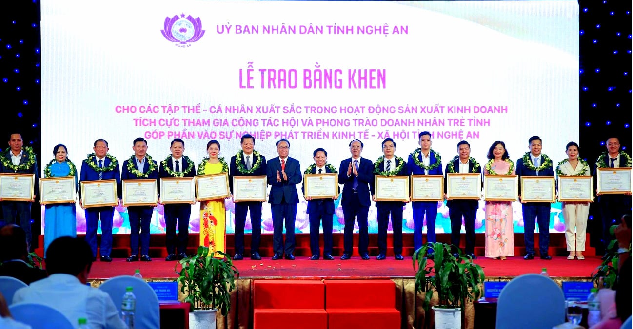 Các cá nhân, tập thể xuất sắc đón nhận Bằng khen của UBND tỉnh.