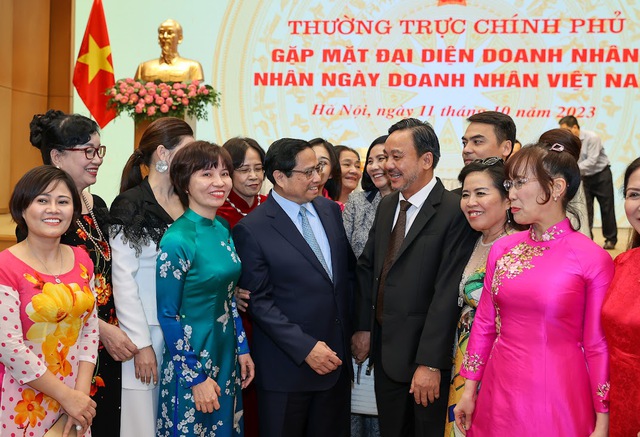 Thủ tướng Phạm Minh Chính trò chuyện cùng các doanh nhân. Ảnh: VGP