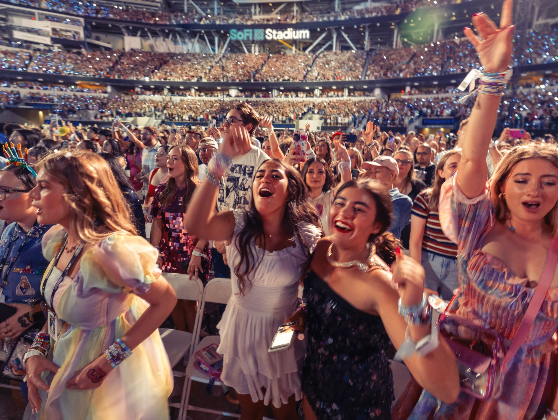 Người hâm mộ thưởng thức màn trình diễn của Taylor Swift trong tour diễn The Eras ở Inglewood, California. Ảnh: WSJ