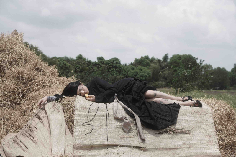 Rosie hoá thân thành hình ảnh vợ nhặt