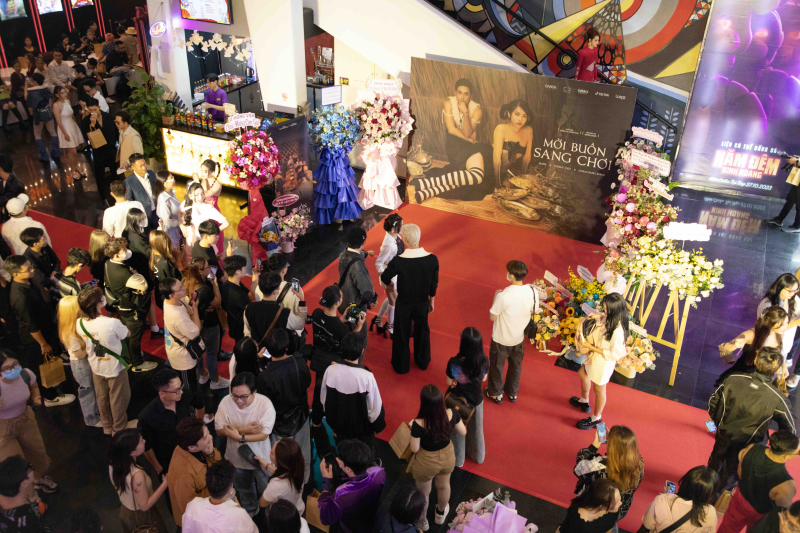 Nhiều bạn bè đồng nghiệp đến chúc mừng nữ ca sĩ ra mắt sản phẩm