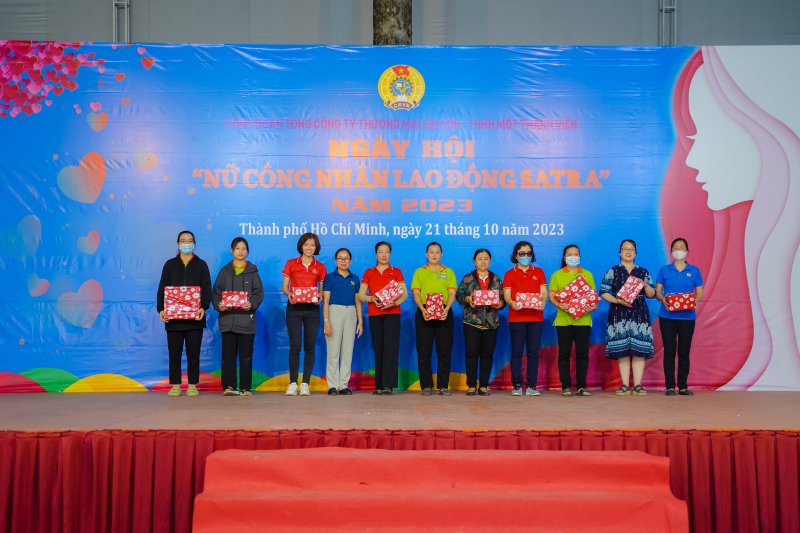Huỳnh Thị Ngọc Liên, Ủy viên Ban Thường vụ - Trưởng Ban Nữ công Liên đoàn Lao động Thành phố trao giải nhất tiết mục thi thể dục giữa giờ cho đội Vissan