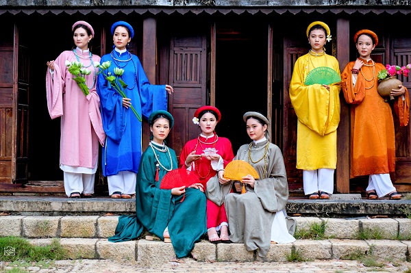 Để chiếc áo dài được công nhận là quốc phục của Việt Nam, trình lên UNESCO công nhận Áo dài là di sản văn hóa phi vật thể của nhân loại. Ảnh: Internet