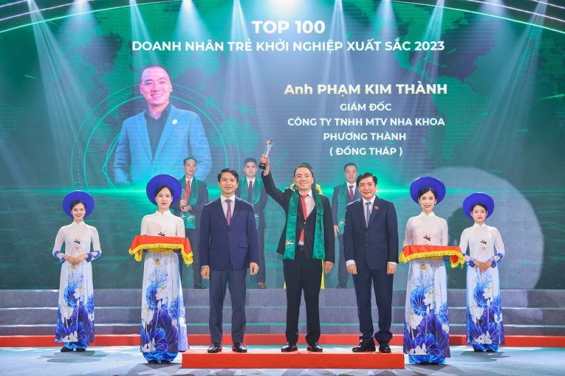 Bác sĩ CK1 Phạm Kim Thành nhận danh hiệu Doanh nhân trẻ khởi nghiệp xuất sắc năm 2023 của Hội Doanh nhân Trẻ Việt Nam