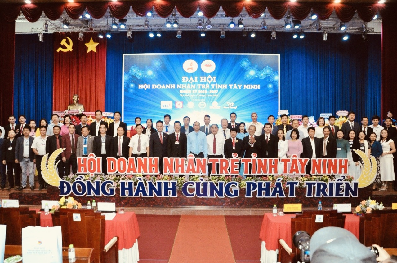 Ban Chấp hành Hội Doanh nhân trẻ Tây Ninh nhiệm kỳ 2023 – 2027 ra mắt Đại hội.