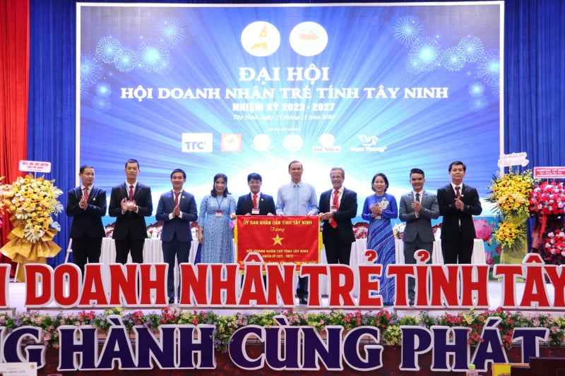 Phó Chủ tịch UBND tỉnh Dương Văn Thắng tặng bức trướng “Doanh nhân trẻ tỉnh Tây Ninh – Đồng hành cùng phát triển” cho Hội Doanh nhân trẻ tỉnh.